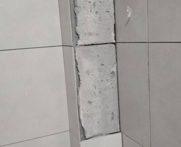 洪江瓷砖空鼓维修公司分享下瓷砖施工前基层浇水润湿程度不足，可能导致以下问题