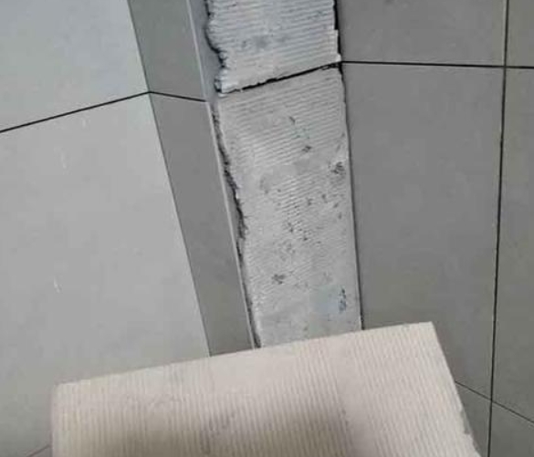 洪江瓷砖空鼓维修公司分享下厨房瓷砖脱落的补救措施。